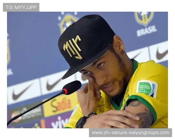 内马尔被粉丝偶遇超市，排队买菜的画面太接地气